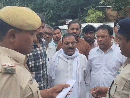 घटना की निष्पक्ष जांच की मांग को लेकर माली समाज की ओर से पुलिस को ज्ञापन दिया गया।