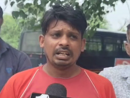 परिजनों ने पुलिस की मारपीट के कारण युवक की मौत होने के आरोप लगाए।