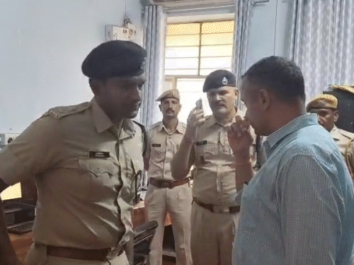 कलेक्टर रोहिताश्व सिंह तोमर ने किशनगंज थाना पहुंचकर घटना की जानकारी ली।