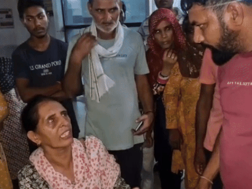 बहु की दादी पर आरोप लगाती युवक की मां आशा।