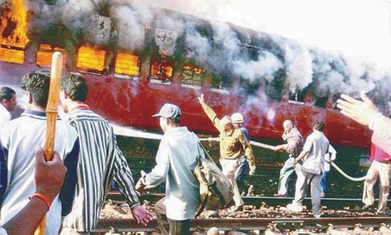 गोधरा में उग्र भीड़ ने साबरमती एक्सप्रेस के एक डिब्बे को आग के हवाले किया था।
