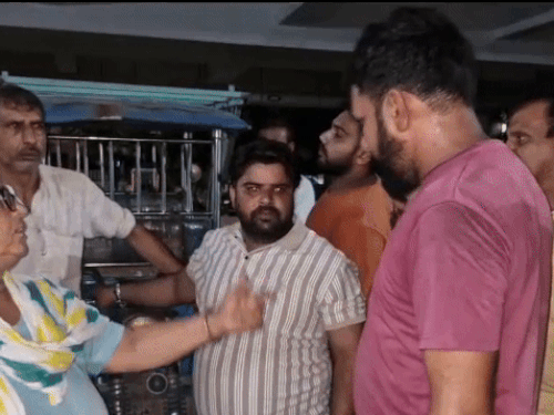 मेडिकल कॉलेज में हंगामा करते परिजन।