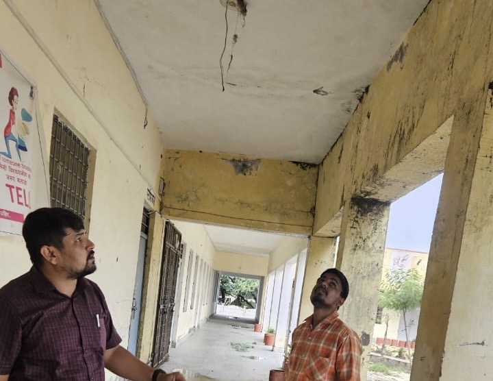 सरकारी स्कूल में निरीक्षण के दौरान टीम मेंबर