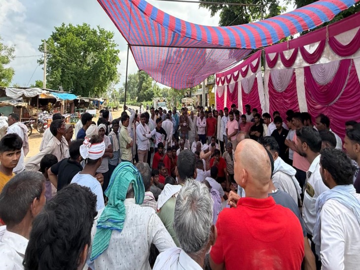 पहले दिन भूख हड़ताल पर बैठे ग्रामीण। उसके बाद से लगातार भूख हड़ताल जारी।