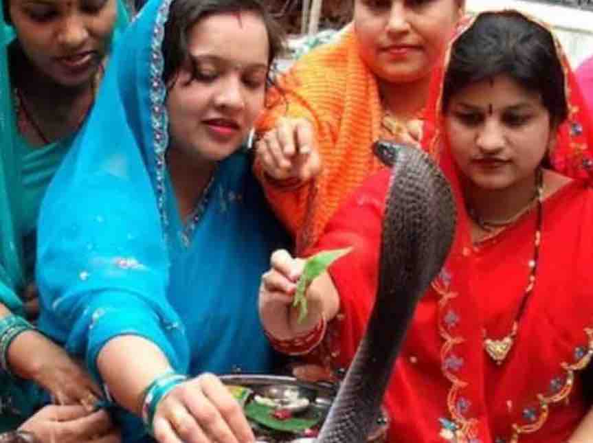 पूजा करती महिलाएं। - Dainik Bhaskar