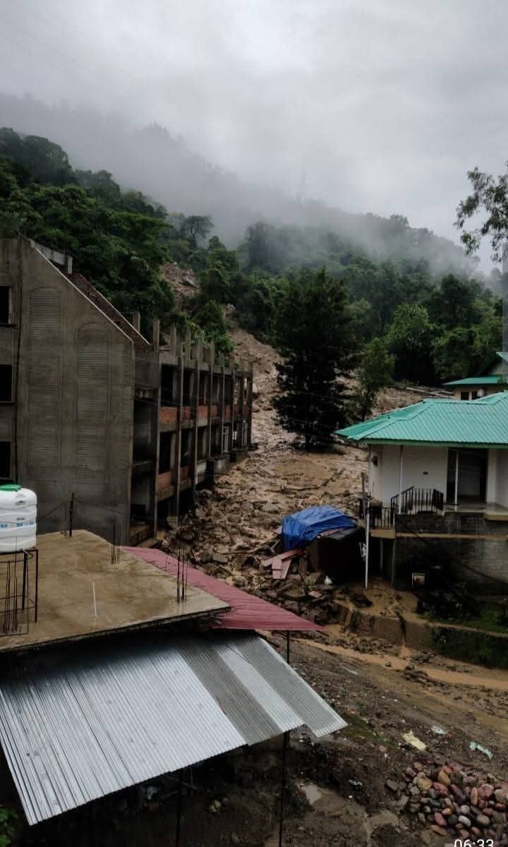 मंडी के धर्मपुर के कई घरों में मलबा घुस गया। मंगलवार सुबह कई लोगों को रेस्क्यू किया गया।