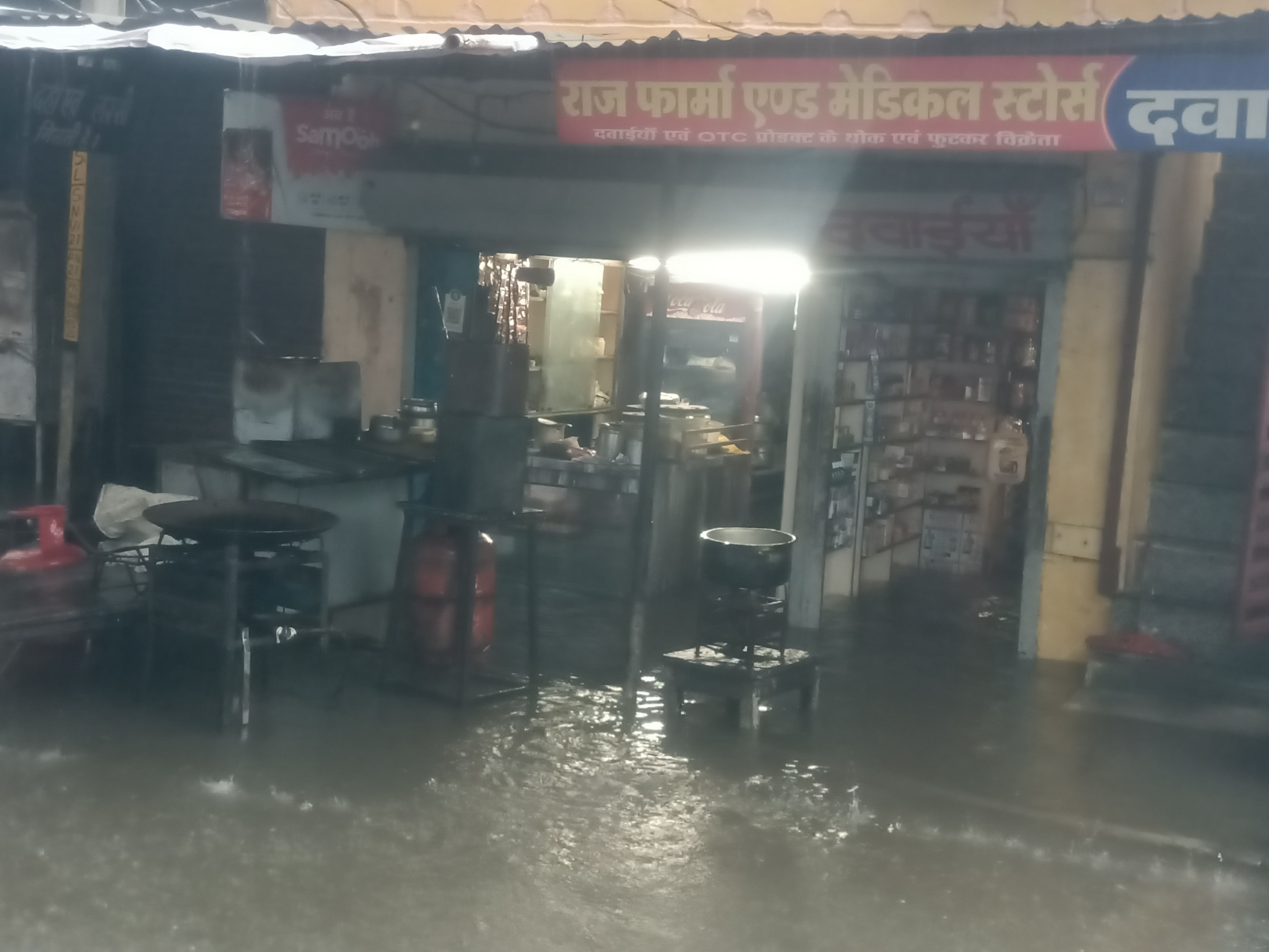 गल्ला मंडी रोड पर दुकानों में भरे पानी से खराब हुआ व्यापारियों का सामान।