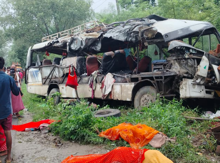 टक्कर के बाद बस 100 मीटर दूर ईंट के ढेर से टकरा कर रुकी।