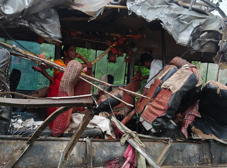 ट्रक से टक्कर के बाद बस पूरी तरह डैमेज हो गई।