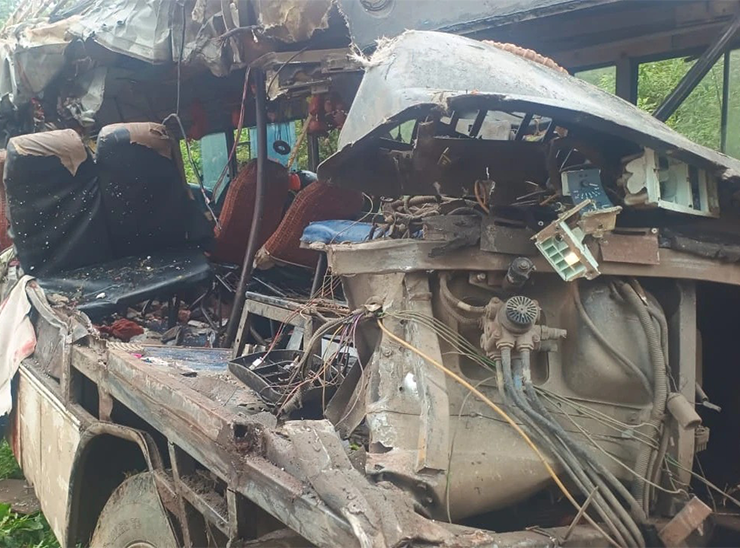 हादसे के बाद बस के परखच्चे उड़ गए