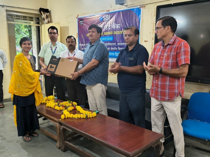 कॉर्पोरेट सोशल रिस्पांसिबिलिटी के तहत बीपीएल श्रेणी की पांच छात्राओं को लैपटॉप वितरित किए गए।