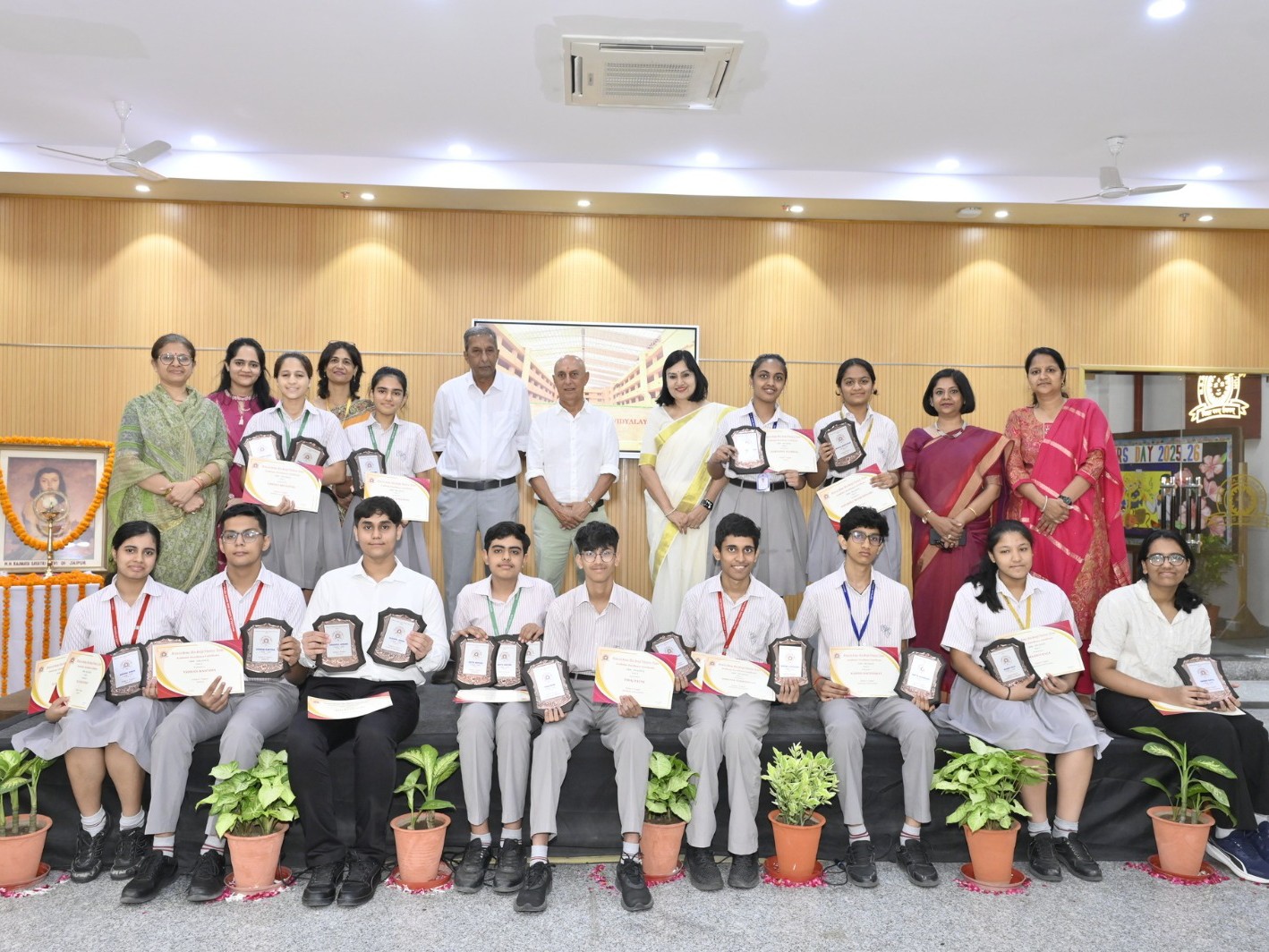 प्रथम दिवस पर सीबीएसई परीक्षा में उत्कृष्ट प्रदर्शन करने वाले विद्यार्थियों को सम्मानित किया गया।