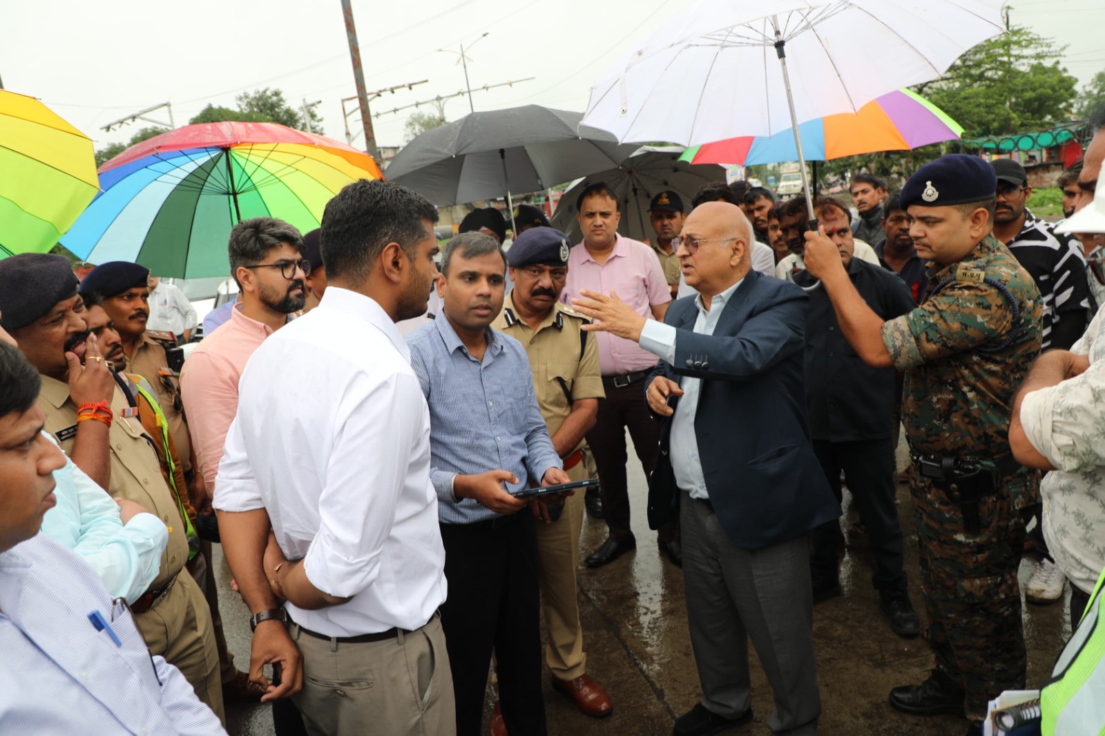 सड़कों के निरीक्षण के दौरान न्यायमूर्ति अभय मनोहर सप्रे, कलेक्टर, एसपी एवं अन्य अधिकारी।