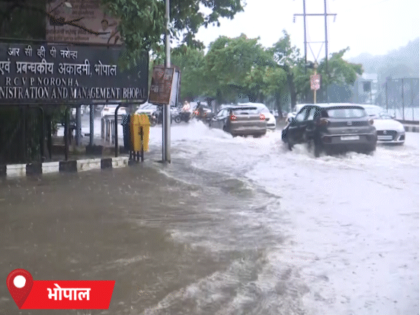 प्रशासन एवं प्रबंधकीय अकादमी के एंट्रेस पर एक फीट से ज्यादा पानी भर गया है।