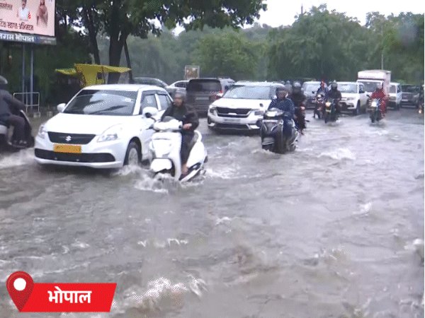 भोपाल के लिंक रोड पर भरे पानी में गाड़ियां रेंगती हुई निकल रही हैं।