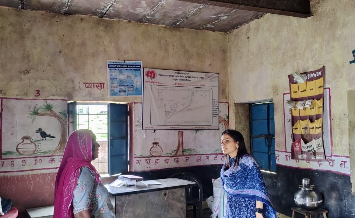 आंगनबाड़ी में निरीक्षण के दौरान टीम मेंबर