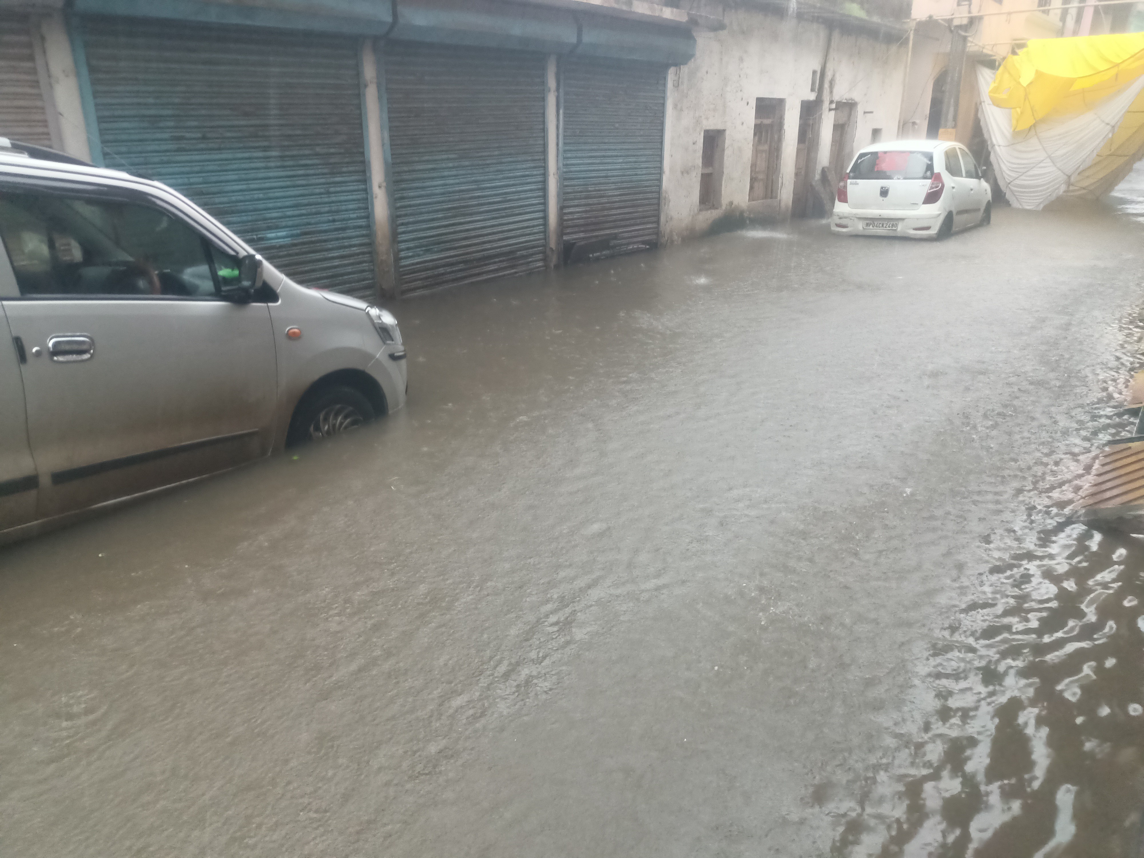घरों-दुकानों में घुसा पानी