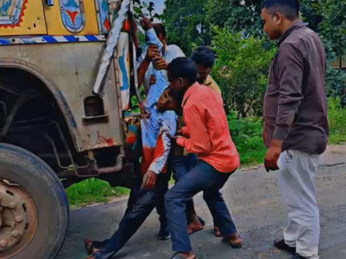 ट्रक के बोनट में फंसे बाइक सवार को एक किमी तक घसीटा