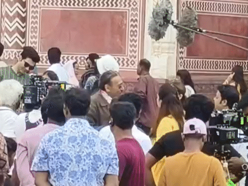 या चित्रात जॅकी श्रॉफ 'तू मेरी, मैं तेरा' या चित्रपटाचे शूटिंग करताना दिसत आहे.