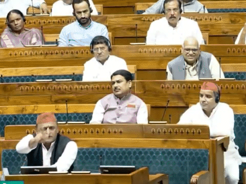 जेव्हा अखिलेश यादव यांनी भाषणादरम्यान व्यत्यय आणला, तेव्हा गृहमंत्र्यांनी त्यांच्याकडे बोट दाखवत त्यांच्याशी संवाद साधला.