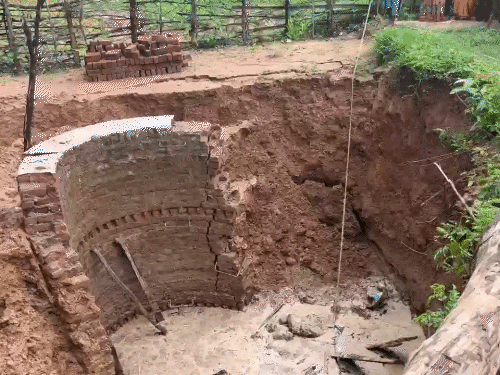 भारी बारिश के कारण कुआं धंस गया। हादसे में परिवार के 3 सदस्य मलबे में दब गए हैं।
