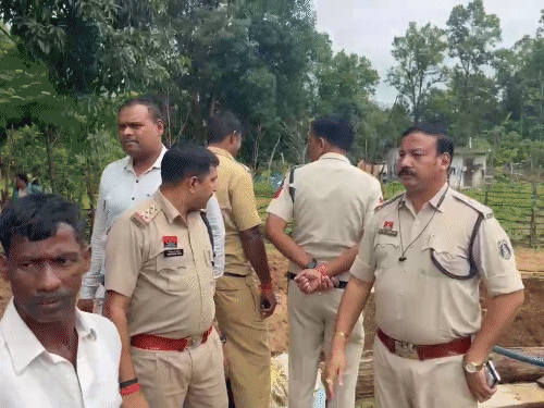 मौके पर पुलिस और SDRF की टीम मौजूद है, तीनों लापता लोगों की तलाश की जा रही है।