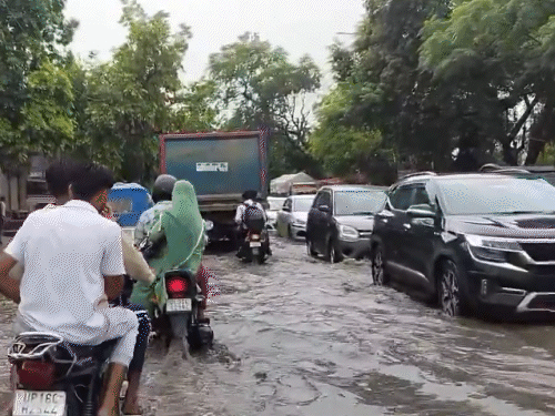 ग्रेटर नोएडा में बारिश के बाद सड़कों पर 2 फीट पानी भर गया।