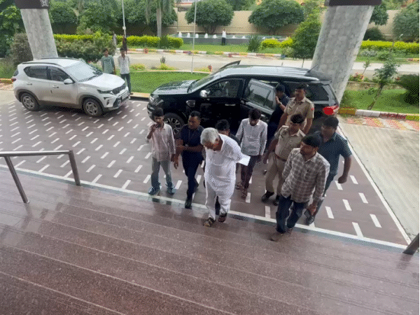 एग्रीकल्चर डिप्लोमा को लेकर फर्जीवाड़े की शिकायत मिलने के बाद कृषि मंत्री किरोड़ीलाल मीना आज चित्तौड़गढ़ जिले के गंगरार स्थित मेवाड़ यूनिवर्सिटी पहुंचे।