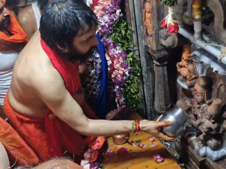 मध्यरात्री १२ वाजता नागचंद्रेश्वर मंदिराचे दरवाजे उघडण्यात आले. त्यानंतर त्रिकाल पूजा करण्यात आली.