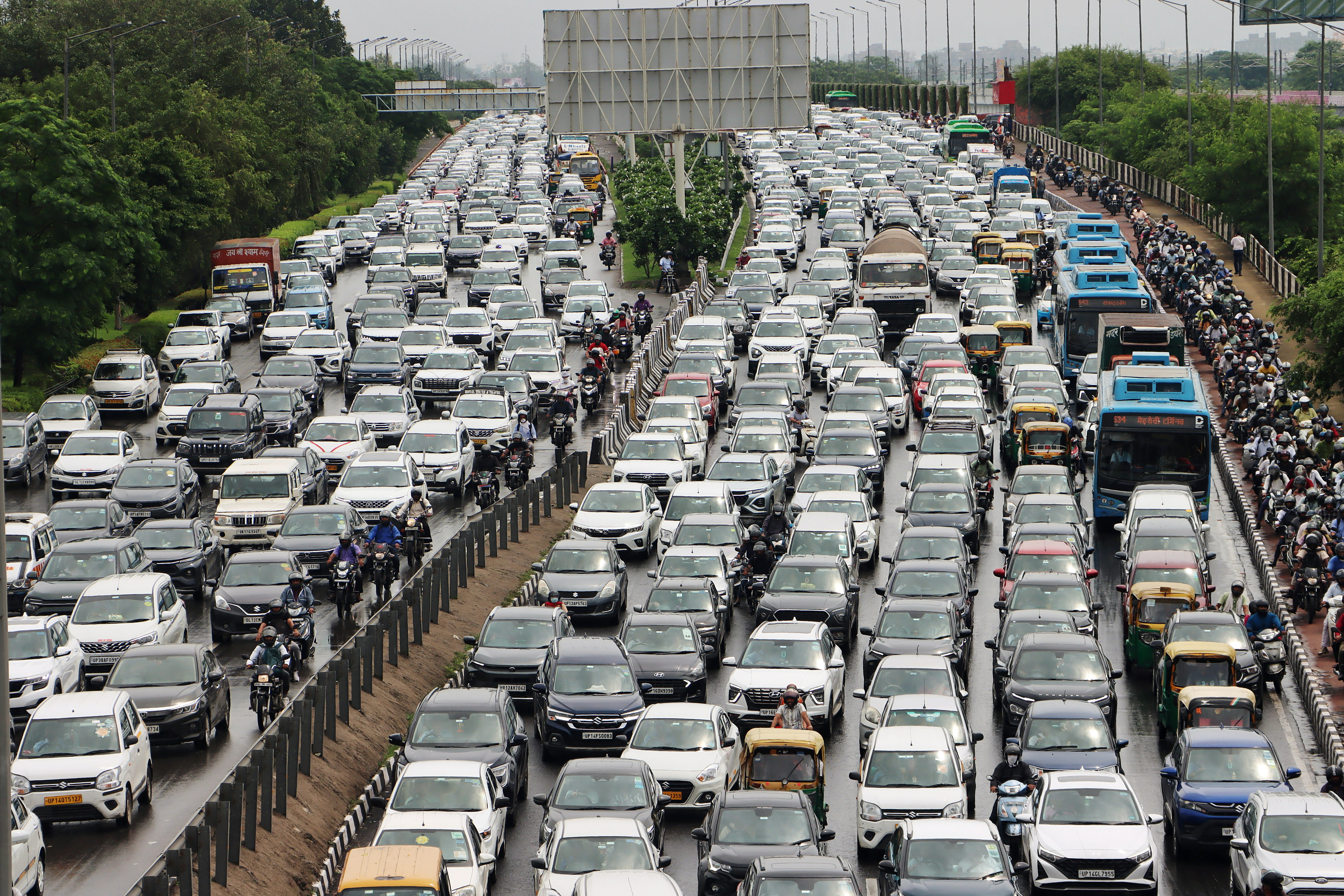 After heavy rains in New Delhi on Tuesday, traffic jams on NH 24. The vehicles were stuck for hours.