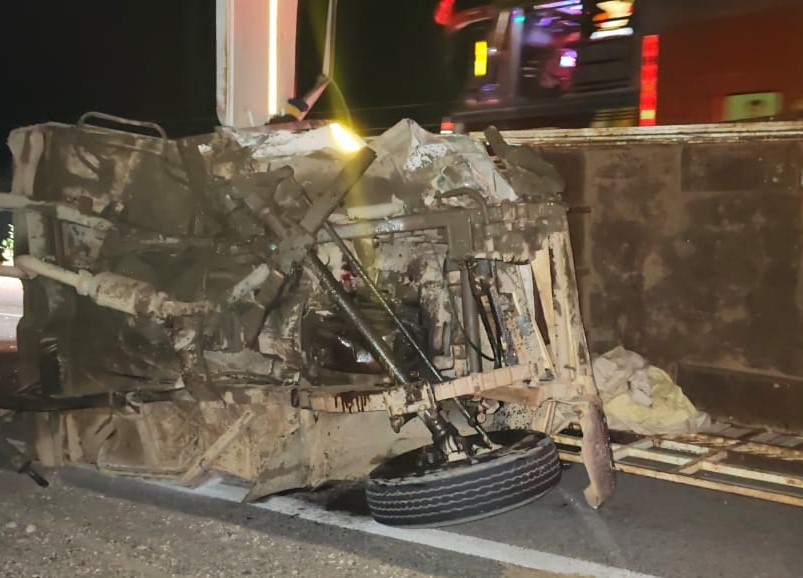 पिकअप गाड़ी कई बार पलटकर दूर जा गिरी, पूरी गाड़ी बिखर गई।