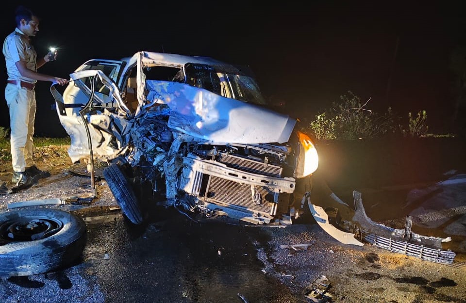 हादसे के बाद कार के पहिये तक निकलकर सड़क पर बिखर गए।