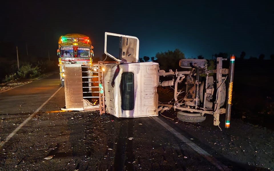 क्षतिग्रस्त वाहन सड़क के बीच में ही गिरे। पुलिस ने मौके पर पहुंचकर सबसे पहले इन वाहनों को रास्ते से हटाया।