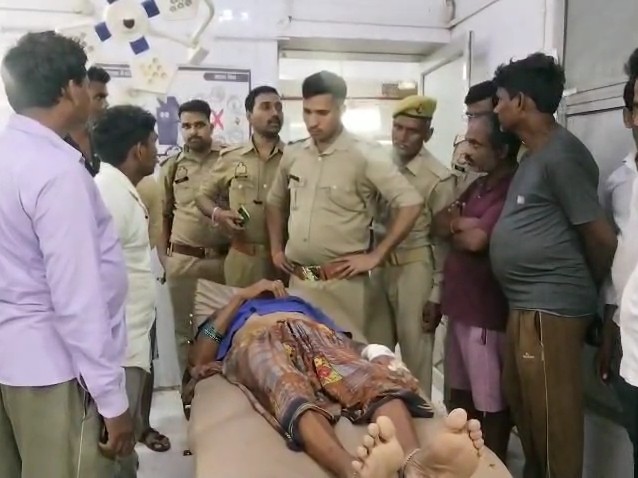 बुजुर्ग को पुलिस ने अस्पताल में भर्ती कराया।
