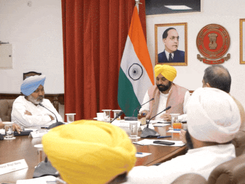 पंजाब सरकार की कैबिनेट मीटिंग में शामिल मंत्री व अफसर । (फाइल फोटो )