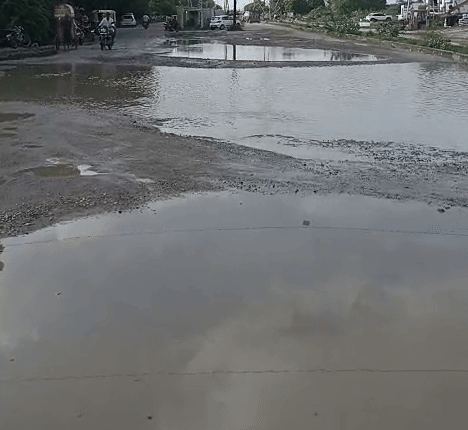 मोहना रोड पर जगह-जगह गड्ढे हैं। बारिश में इनमें पानी भरने के कारण लोगों को परेशानी हो रही है।