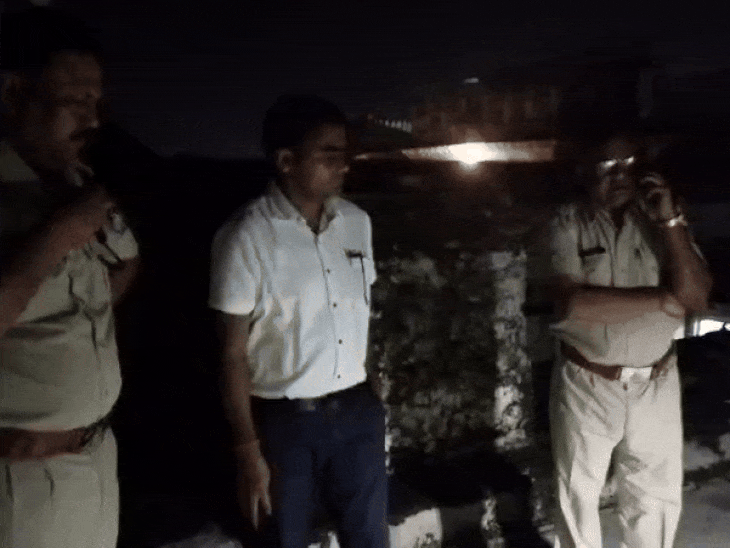 मौके पर पुलिस अफसर मौजूद हैं। एफएसएल की टीम जांच कर रही है।