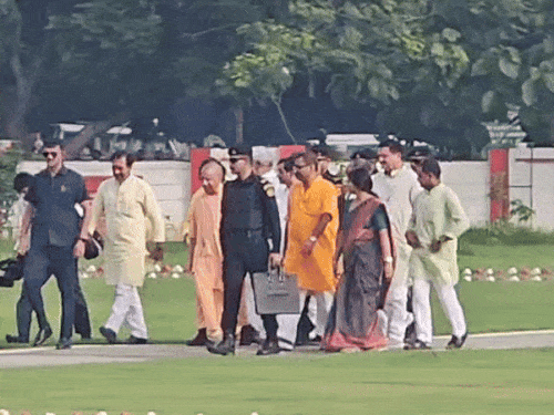 सीएम योगी पुलिस लाइंस से हेलीकाप्टर में सेवापुरी के जनसभा स्थल रवाना हो गए हैं।