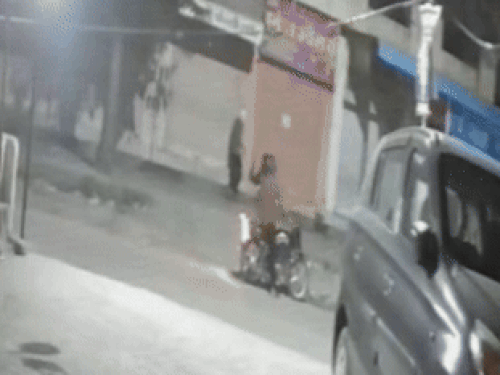 बाइक पर सवार होकर आए तीन बदमाश। एक दुकान के अंदर घुसा।