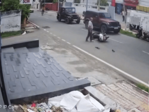 পুরানো যখন দাঁড়িয়ে থাকে, রাইডার থার গাড়িটি প্রকাশ করে এবং বয়স্কদের ভাঙার চেষ্টা করেছিল।