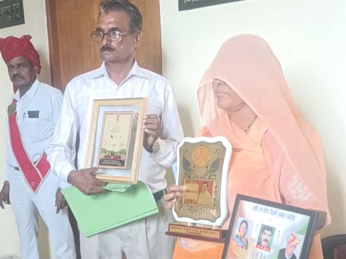 वीरांगना ने पति को मिले शौर्य सम्मान का मोमेंटो दिखाकर टेबल पर रख दिया।