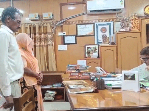 वीरांगना ओम कंवर ने कलेक्टर को ज्ञापन सौंपा।