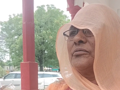 शहीद की वीरांगना ने इच्छा मृत्यु की मांग की।