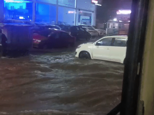 After the rains on Monday night in Jaipur, water stored on the roads by two or two feet.