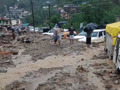 Caris buried in debris in Jail Road of Mandi.
