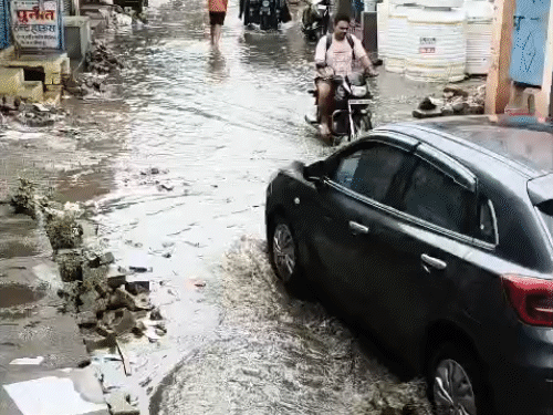 पानीपत में बारिश की वजह से बाजारों में जलभराव हो गया है।