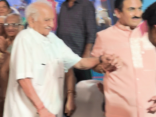 तारक मेहता.. शोला 17 वर्षे पूर्ण: जेठालाल ऊर्फ दिलीप जोशी वडिलांना आधार देताना दिसले, दिशा वाकानीवर म्हणाले- मला तिची खूप आठवण येते तारक मेहता.. शोला 17 वर्षे पूर्ण: जेठालाल ऊर्फ दिलीप जोशी वडिलांना आधार देताना दिसले, दिशा वाकानीवर म्हणाले- मला तिची खूप आठवण येते