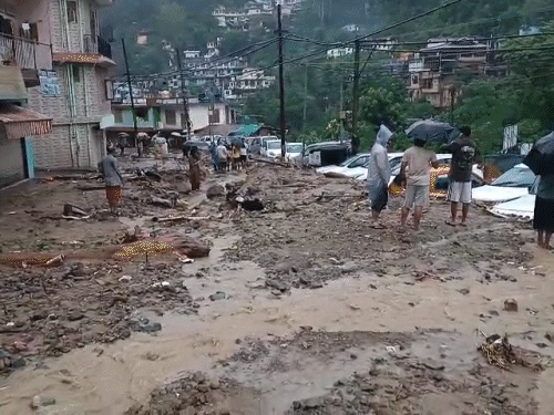 मंडी के जेल रोड में मलबे में दबी गाड़ियां