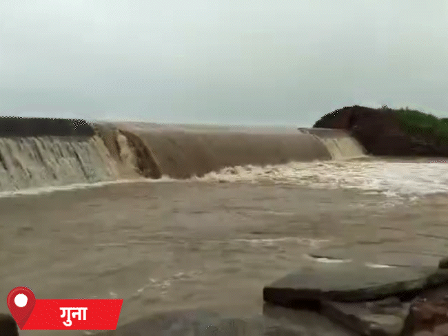 गुना के कलोरा में डैम की वेस्ट बीयर टूट गई। यह बांध 1956 में बना था। ग्रामीणों को सुरक्षित स्थान पर पहुंचाया गया है।