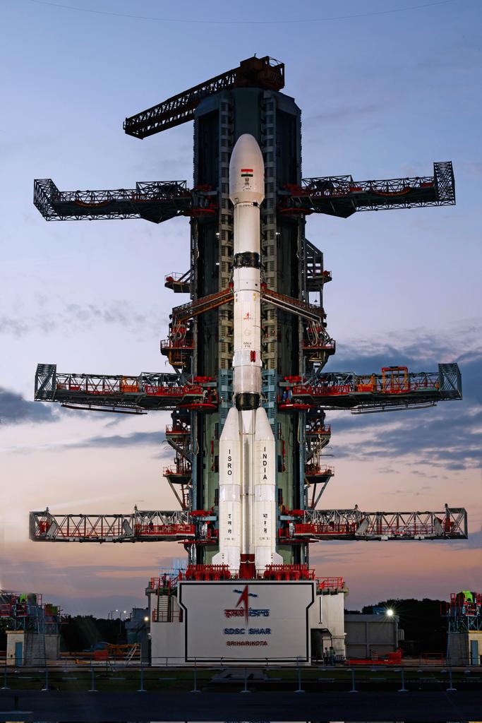 निसार सैटेलाइट को लॉन्च करने के लिए तैयार GSLV-F16 रॉकेट।